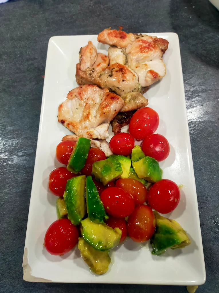 jugosa carne a la plancha con aguacate y tomates cherry